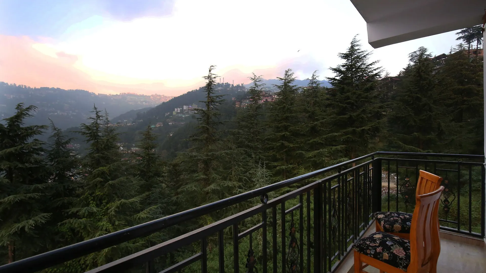 Oyo Home 9703 Serene View 2Bhk Jhanjeri Shimla